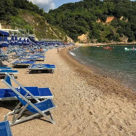 La Castellana Finestra Sul Mare Bed & Breakfast *